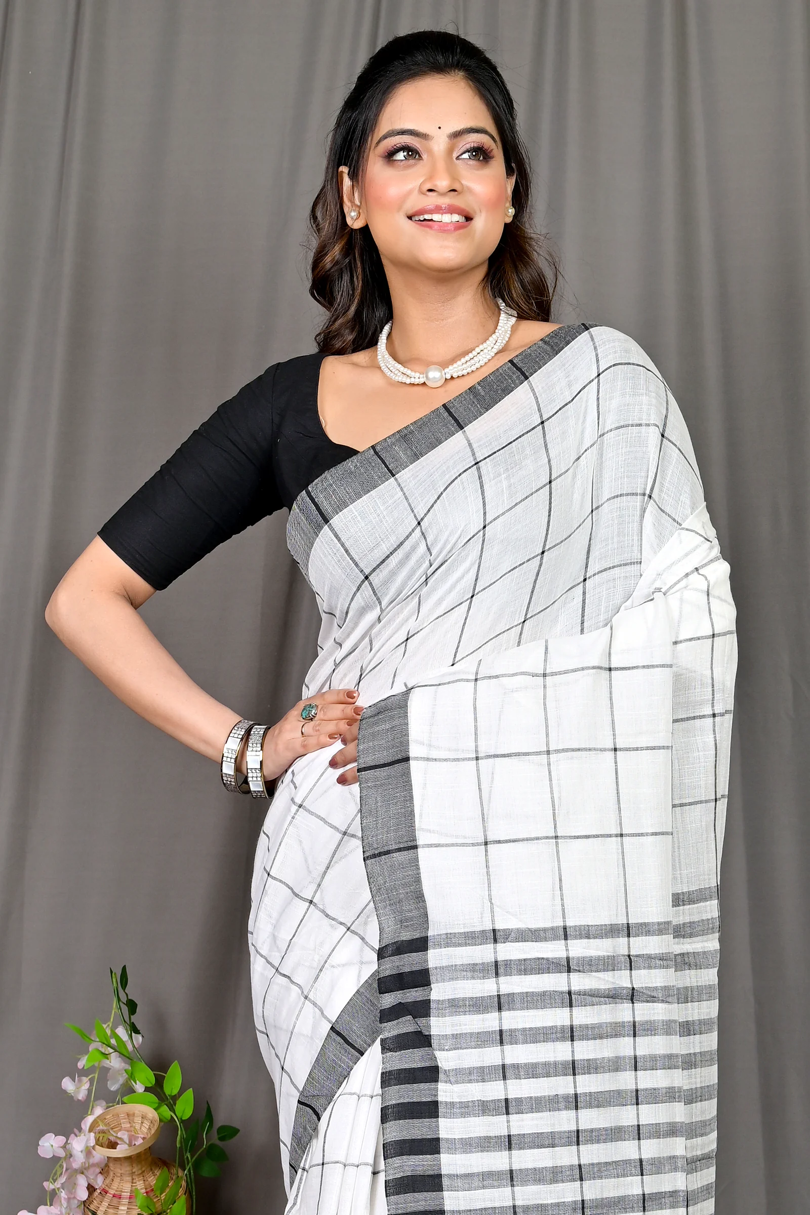 White Black Cotton Blended Parodhi Hand Loom Saree (481)